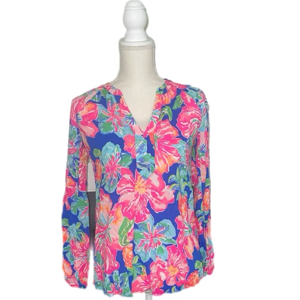 LP non stretchy blouse with elastic at the end of the sleeves. Lightly worn.
